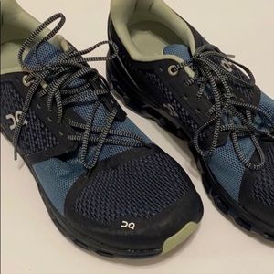 On cloud OC CloudStratus running shoe size 9